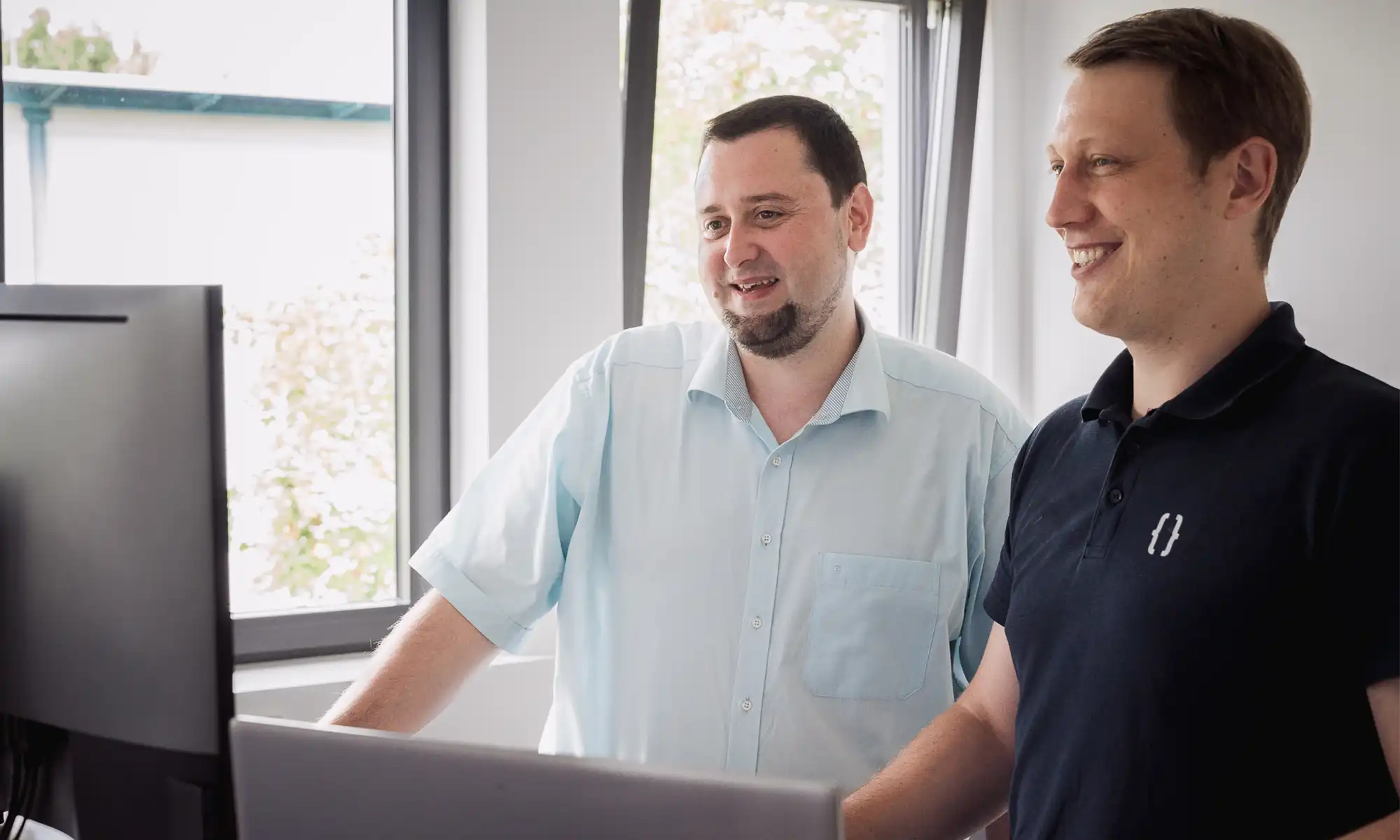 Mathias Ardelt und Felix Leimbach vor dem Computer